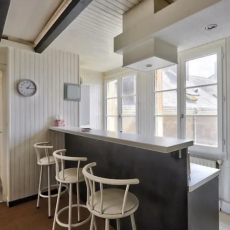 Cozy And Bright In The Centre Of Apartment